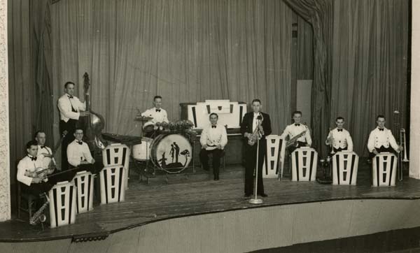 Performers at Palais Royal