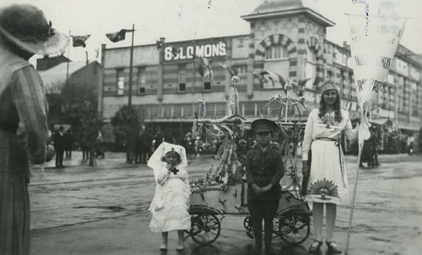 Winners of the Geelong District Gala Day War Funds First Prize, 1918
