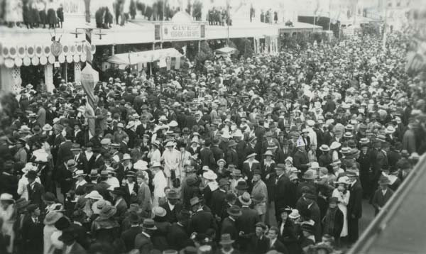 Gala Day Crowds, Moorabool Street, 1918