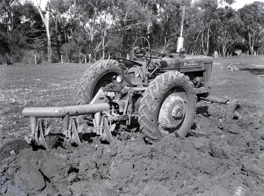 MP-AM-69-C Farmall AM Tractor, International Harvester, 1952
