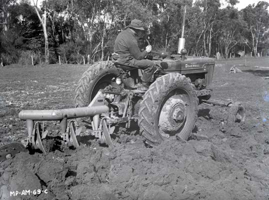 MP-AM-69-C Farmall AM Tractor, International Harvester, 1952